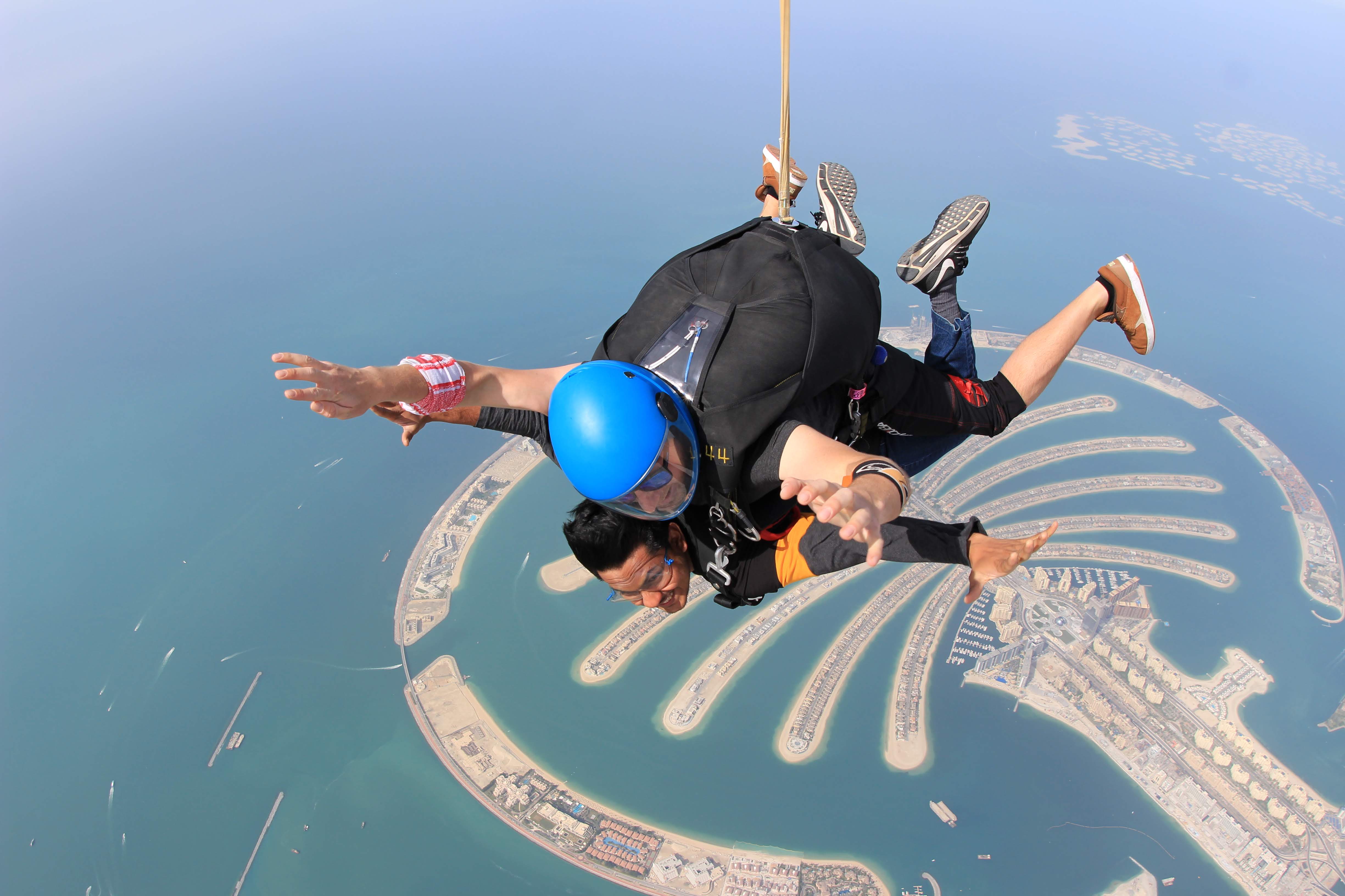 Jumping out of a plane : Skydive Dubai